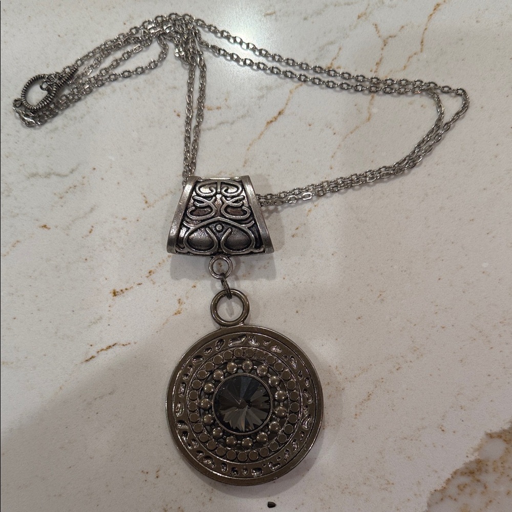 Elegant Silver Pendant Necklace